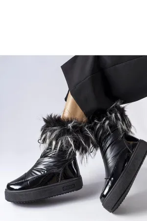 Black insulated snow boots