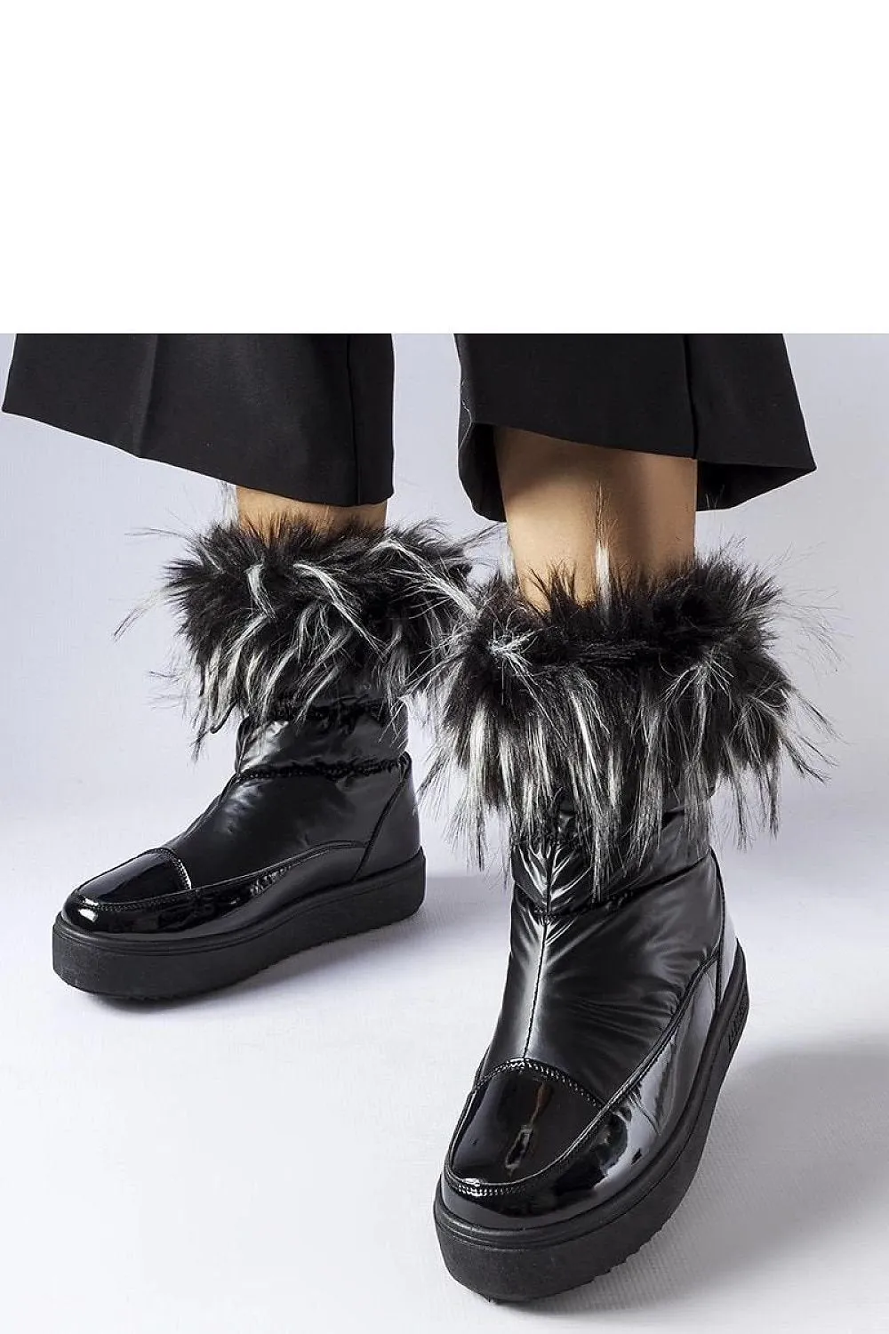 Black insulated snow boots