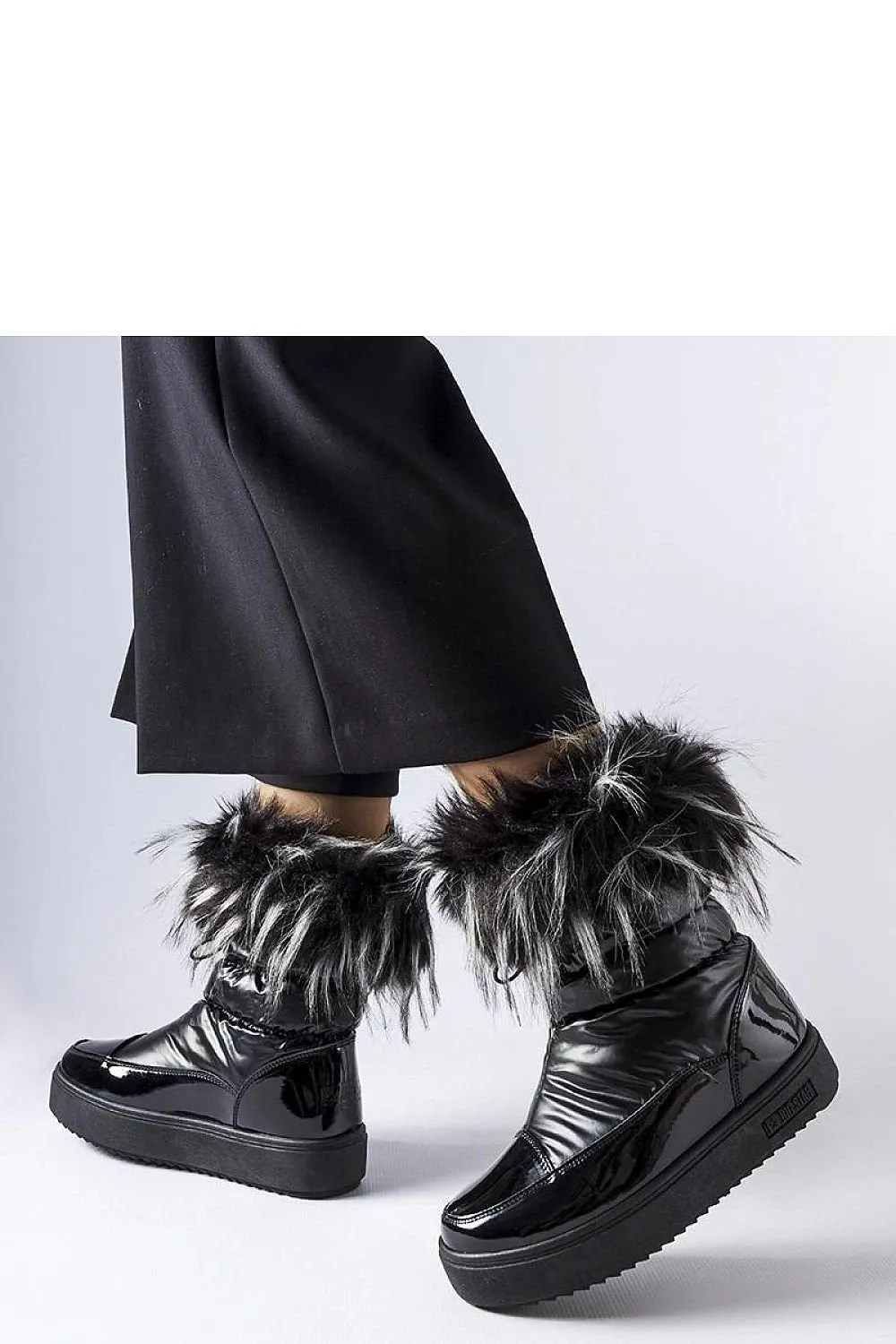 Black insulated snow boots