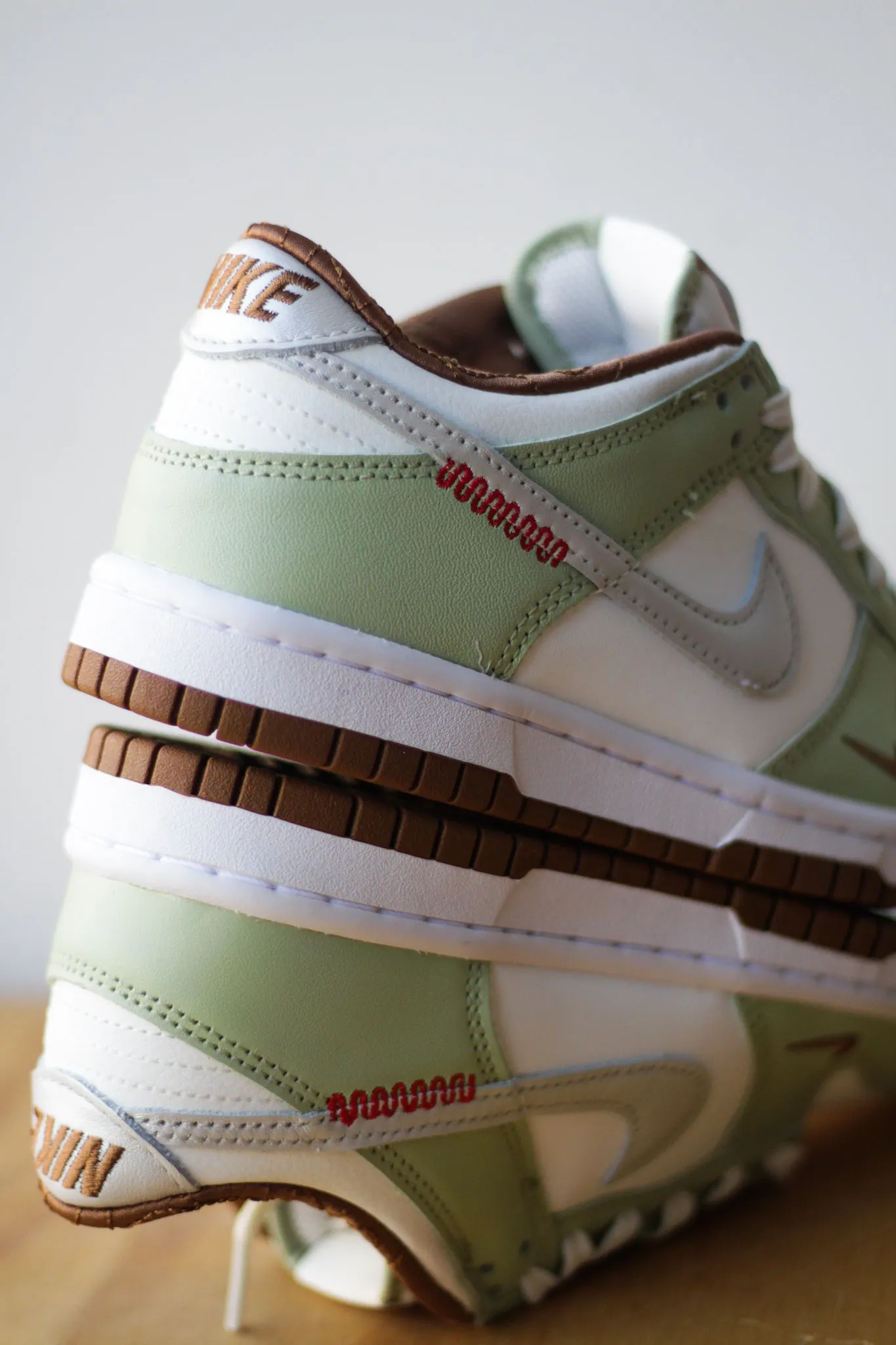 NIKE DUNK LOW (GS) "SAIL/LIGHT BONE-WHITE-OLIVE AURA"